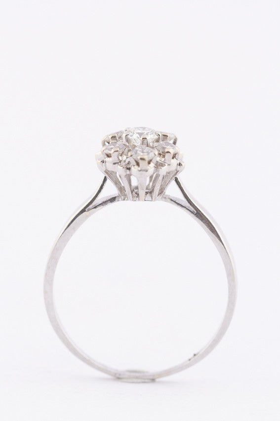 Wit gouden entourage ring met briljanten