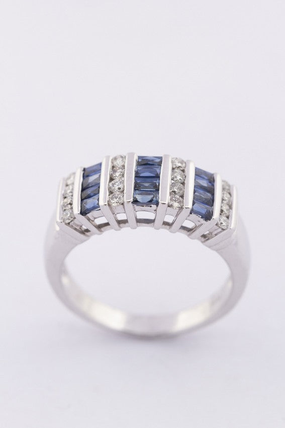 Wit gouden band ring met briljanten en saffieren