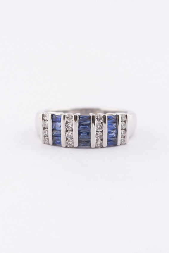 Wit gouden band ring met briljanten en saffieren