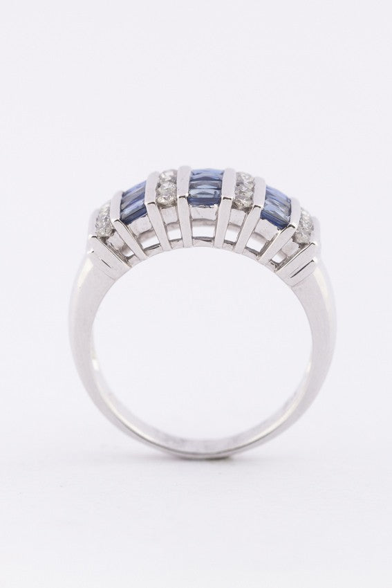 Wit gouden band ring met briljanten en saffieren