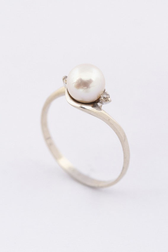 Wit gouden slagring met een parel en diamanten