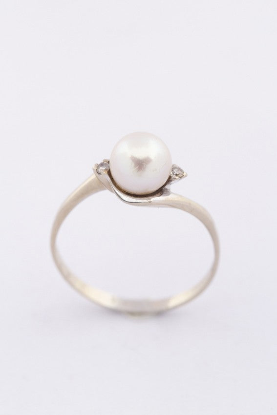 White gold ring with a pearl and diamonds
