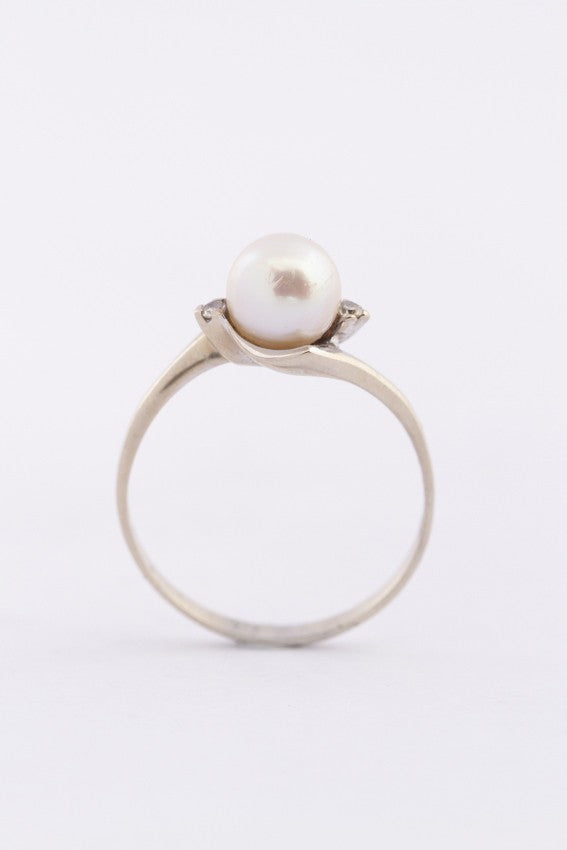 Wit gouden slagring met een parel en diamanten