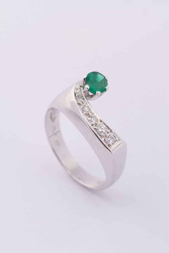 Wit gouden ring met een smaragd en diamanten