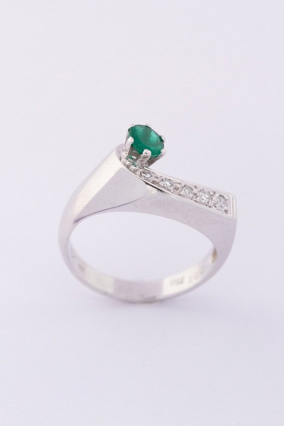 White gold ring with an emerald and diamonds