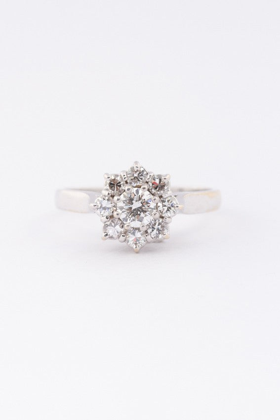 Wit gouden entourage ring met briljanten