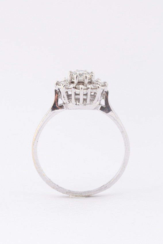 Wit gouden entourage ring met briljanten