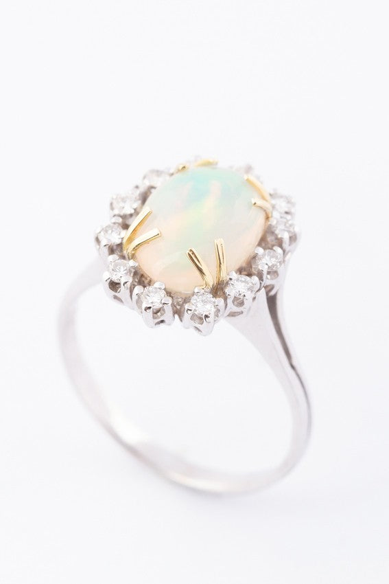 Wit gouden entourage ring met opaal en briljanten