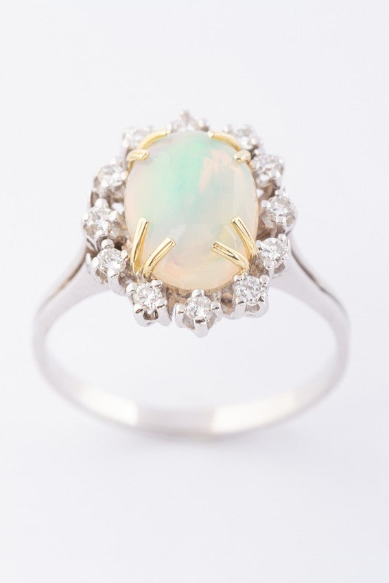 Wit gouden entourage ring met opaal en briljanten