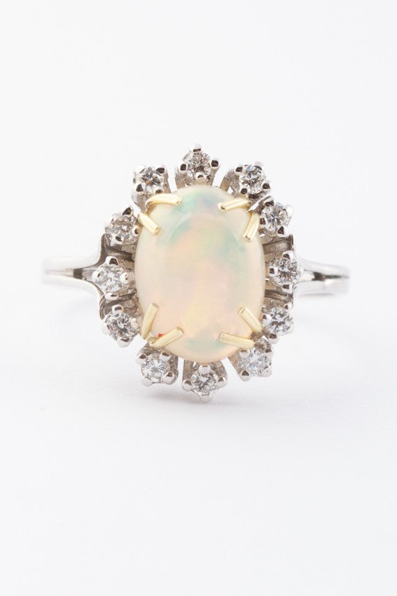 Wit gouden entourage ring met opaal en briljanten