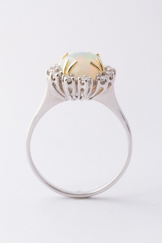 Wit gouden entourage ring met opaal en briljanten