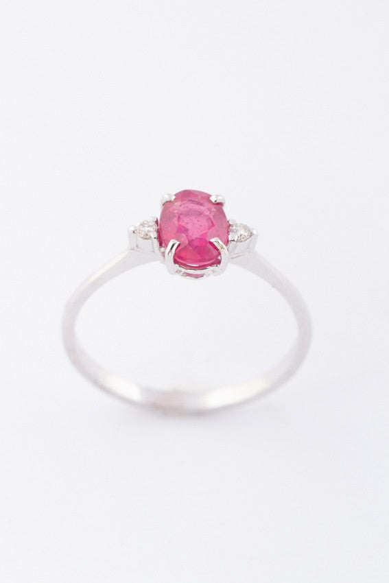 Wit gouden ring met robijn en briljanten