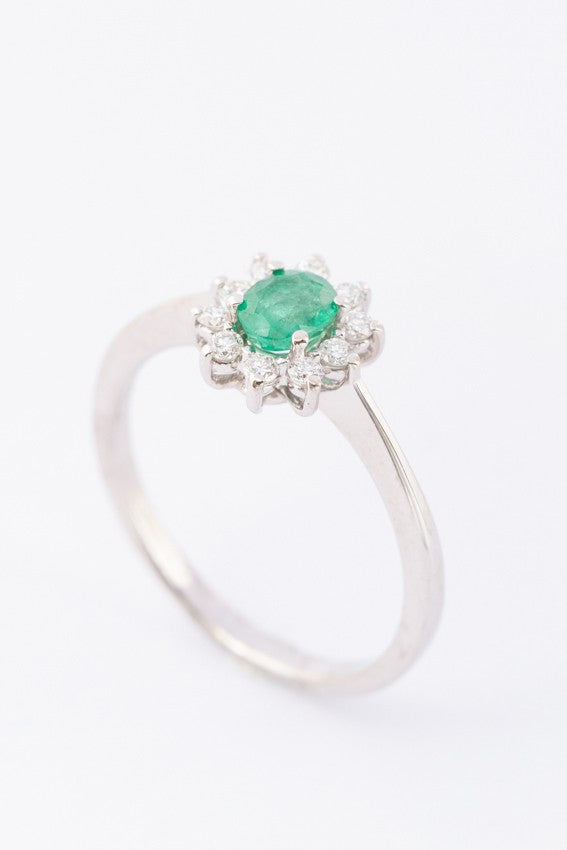 Wit gouden entourage ring met smaragd en briljanten