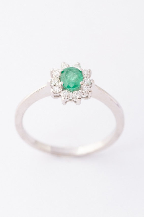 Wit gouden entourage ring met smaragd en briljanten