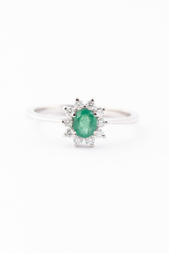 Wit gouden entourage ring met smaragd en briljanten