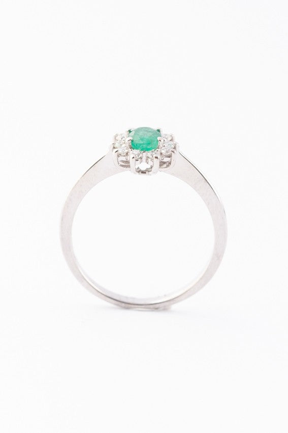 Wit gouden entourage ring met smaragd en briljanten