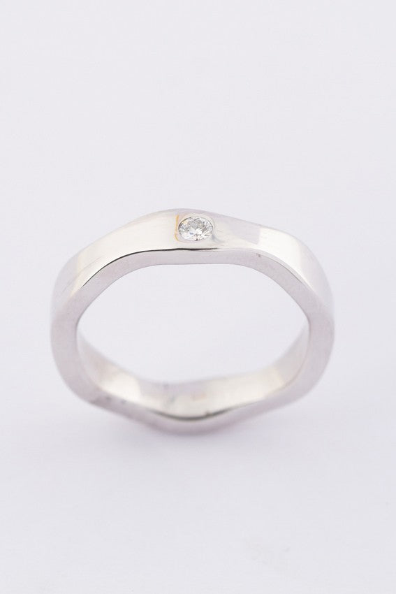 White gold wavy ring with a brilliant