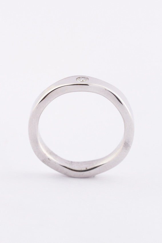 Wit gouden golvende ring met een briljant