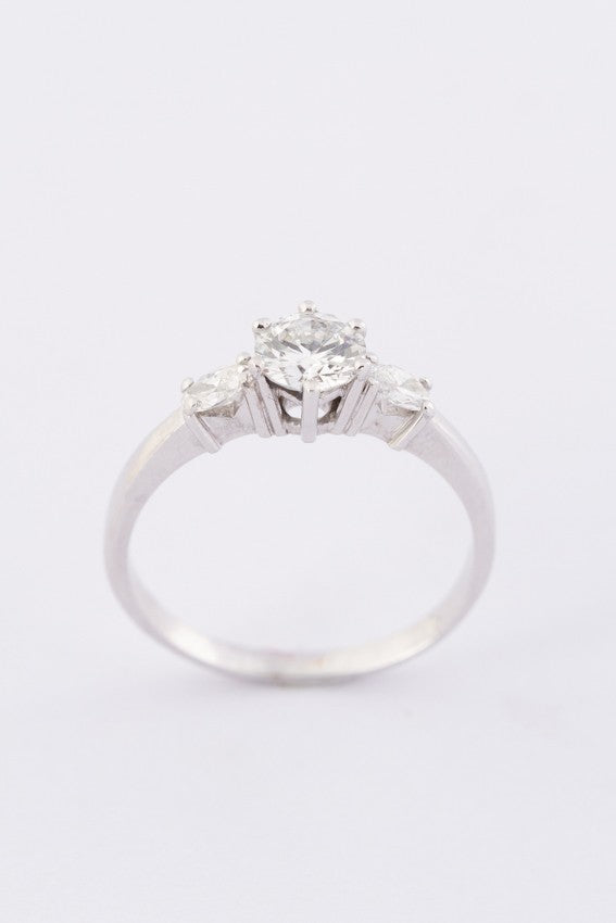 Wit gouden ring met een briljant en markies diamanten