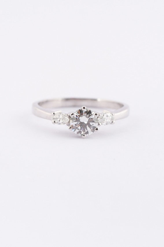 Wit gouden ring met een briljant en markies diamanten