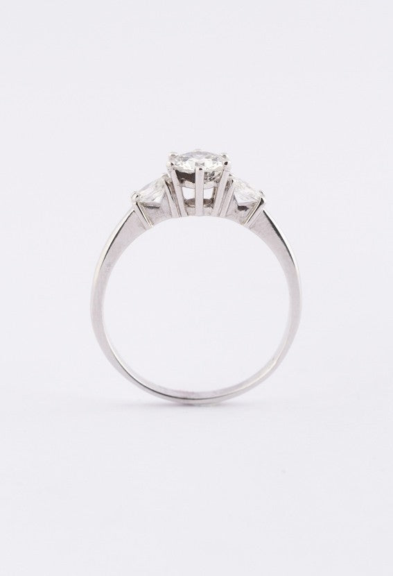 Wit gouden ring met een briljant en markies diamanten