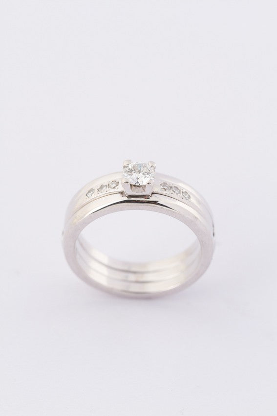 Wit gouden dubbele ring met 7 briljanten