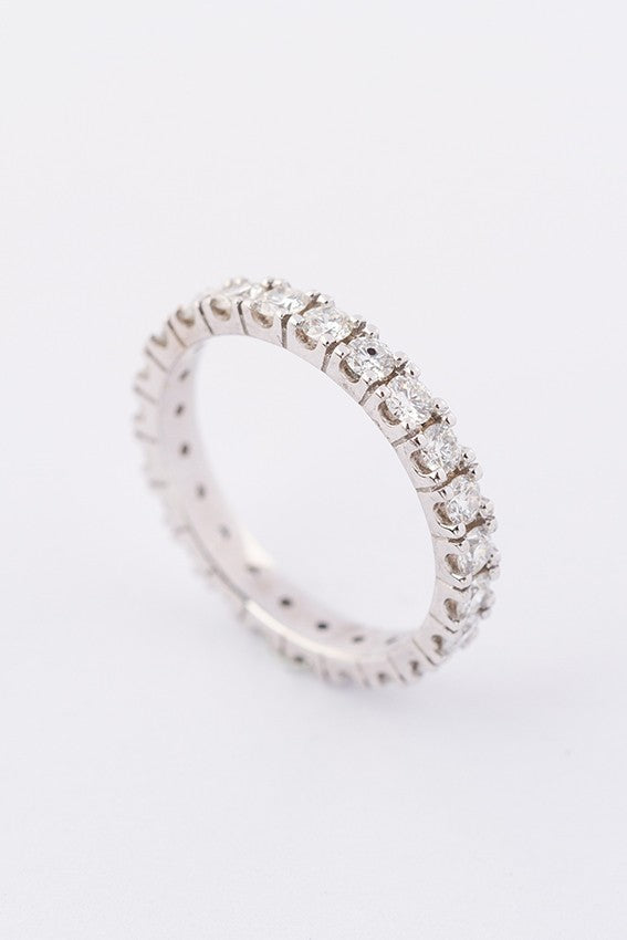Wit gouden alliance ring met 23 briljanten. Totaal 1.05 ct.