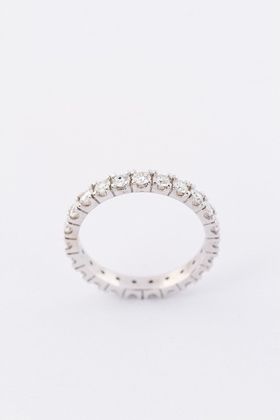 Wit gouden alliance ring met 23 briljanten. Totaal 1.05 ct.