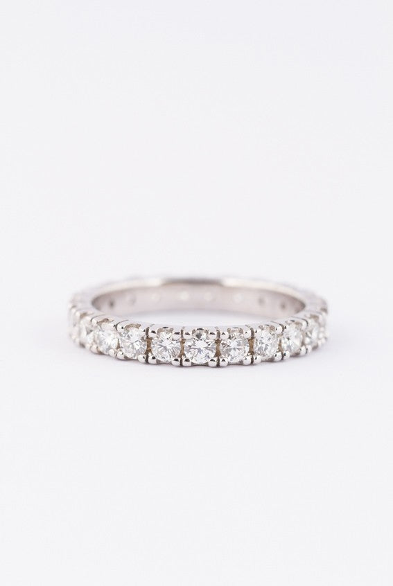 Wit gouden alliance ring met 23 briljanten. Totaal 1.05 ct.