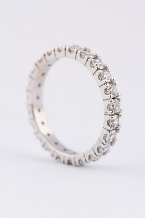 Wit gouden alliance ring met 23 briljanten. Totaal 1.05 ct.