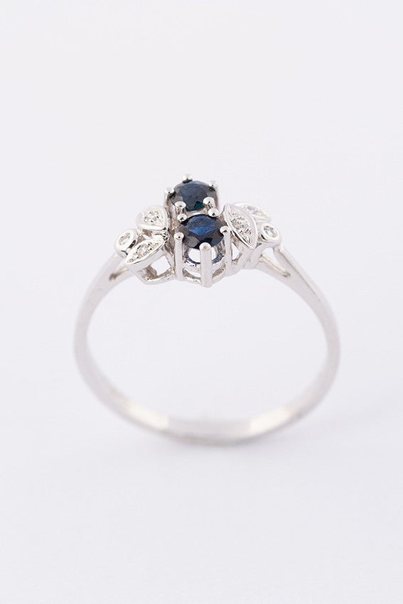 Wit gouden ring met 2 saffieren en 6 diamanten