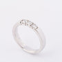 Wit gouden rij ring met 3 briljanten. Totaal ca. 0.48 ct.