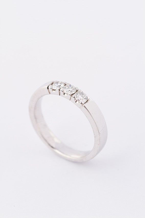 Wit gouden rij ring met 3 briljanten. Totaal ca. 0.48 ct.