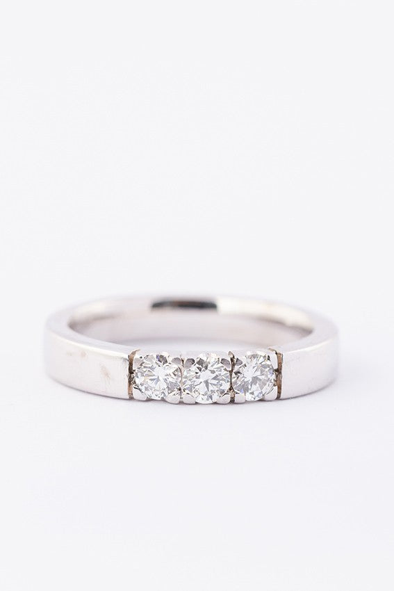 Wit gouden rij ring met 3 briljanten. Totaal ca. 0.48 ct.
