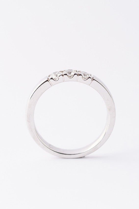 Wit gouden rij ring met 3 briljanten. Totaal ca. 0.48 ct.