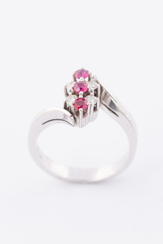 Wit gouden slag ring met 3 robijnen en 4 briljanten