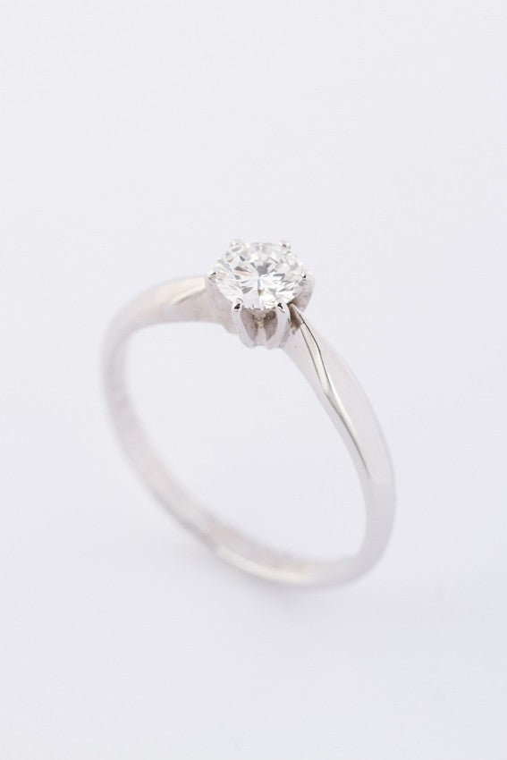 Wit gouden solitair ring met een briljant van ca. 0.38 ct.