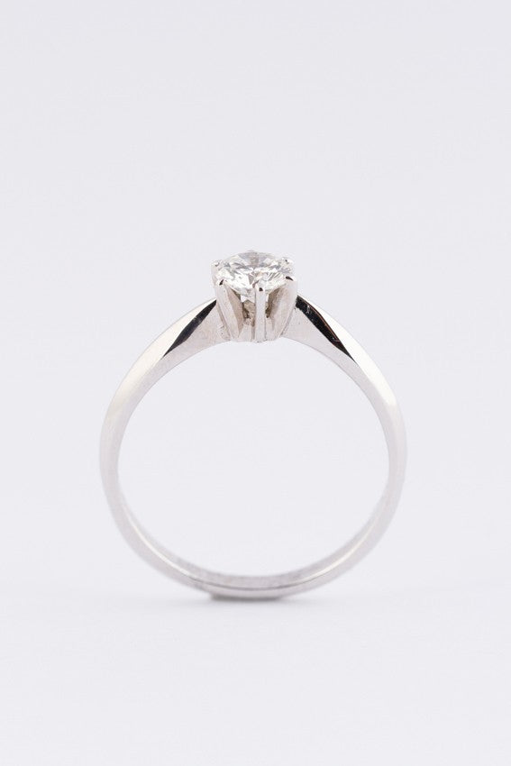 Wit gouden solitair ring met een briljant van ca. 0.38 ct.