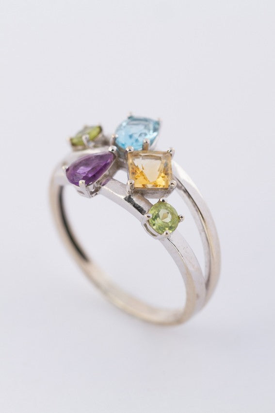 Wit gouden ring met diverse edelstenen