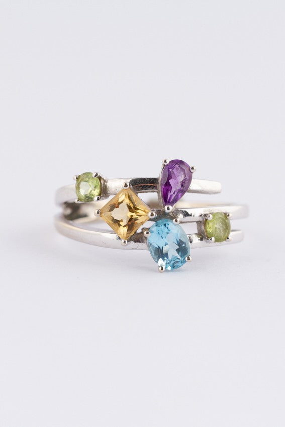 Wit gouden ring met diverse edelstenen