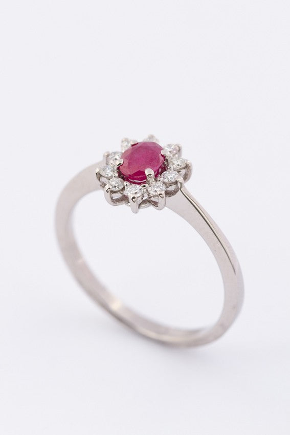 White gold entourage ring with a ruby ​​and diamonds