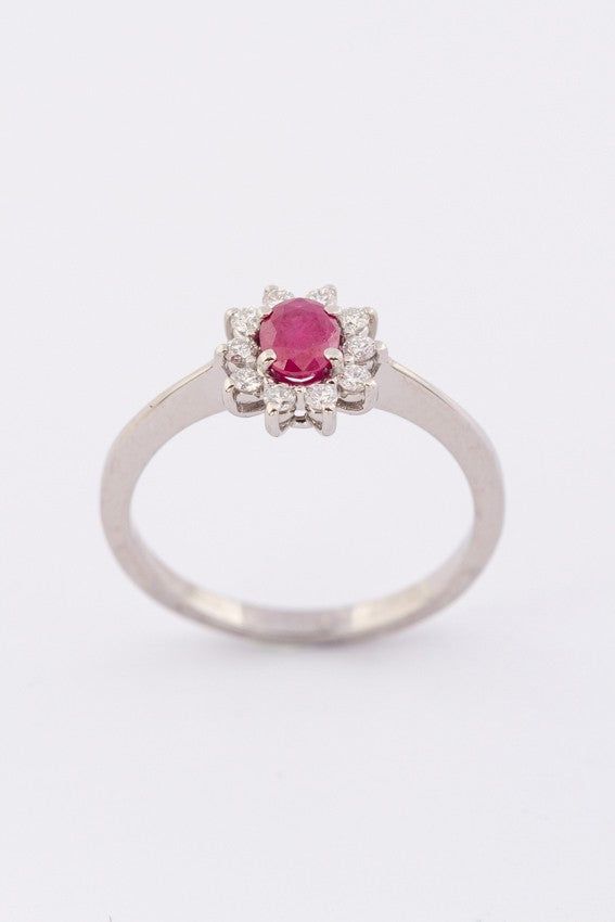 Wit gouden entourage ring met een robijn en briljanten