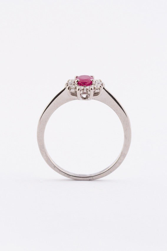 Wit gouden entourage ring met een robijn en briljanten