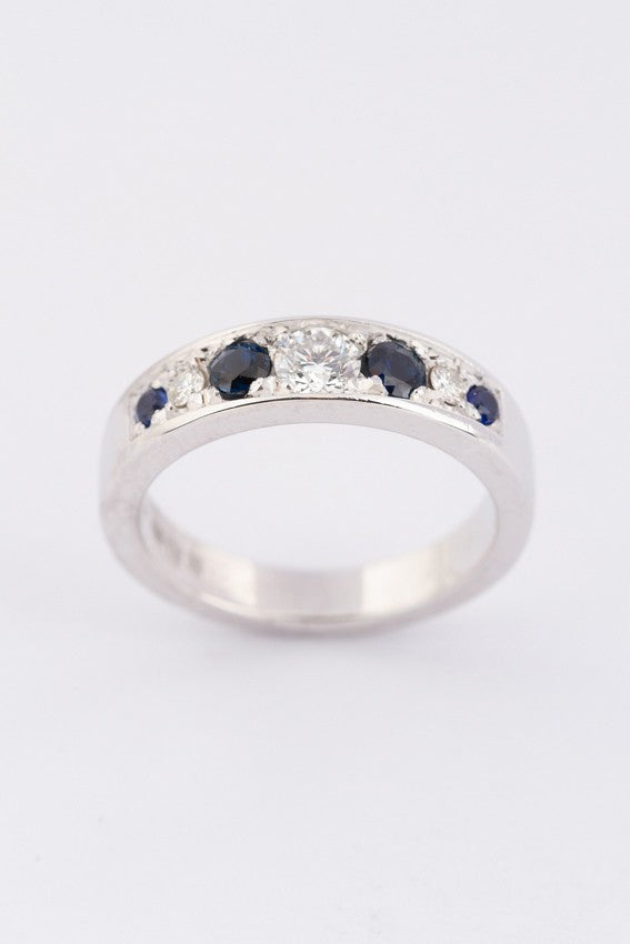 Wit gouden rij ring met 3 briljanten en saffieren