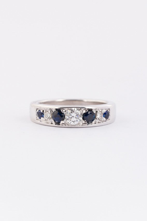 Wit gouden rij ring met 3 briljanten en saffieren