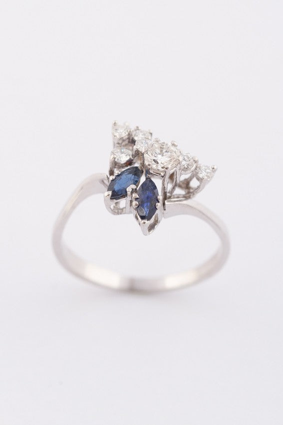 Wit gouden fantasie ring met 2 markies geslepen saffieren en briljanten