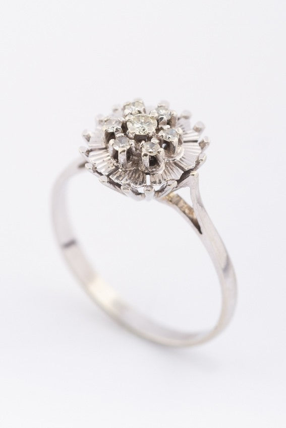 Wit gouden entourage ring met in het midden een briljant en diamanten