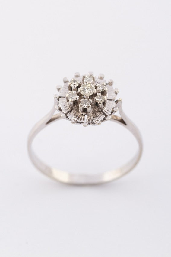 Wit gouden entourage ring met in het midden een briljant en diamanten