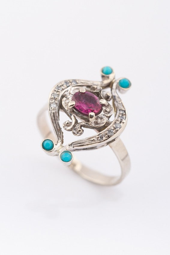 Wit gouden ring met robijn, turkoois en diamanten