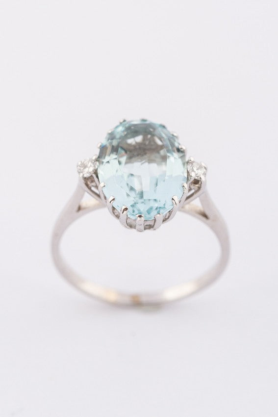 Wit gouden ring met natuurlijke aquamarijn en briljanten